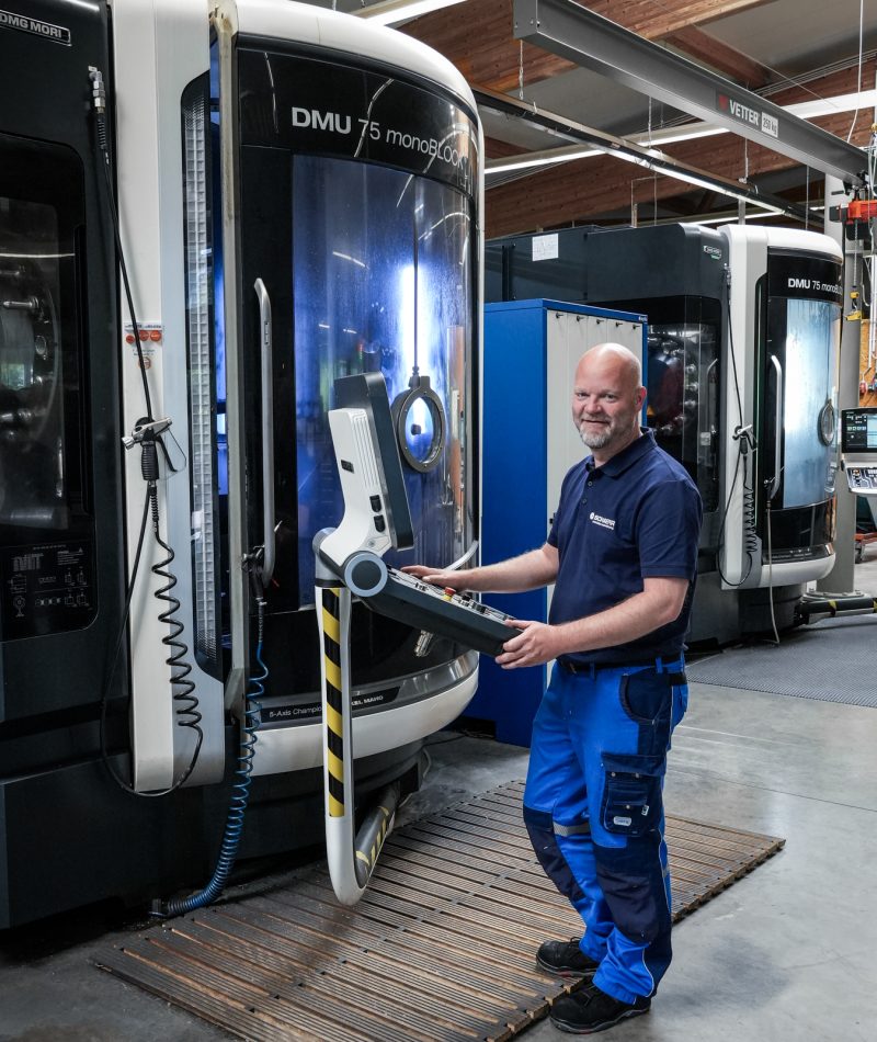 Schaefer_Fertigung_Mitarbeiter_an_CNC_Maschine